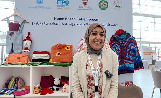 شيماء سعيد، شابة مصرية من ذوات الإعاقة، وهي مصممة للخيوط ومصممة للحرف اليدوية، شاركت رحلتها مع أخبار الأمم المتحدة بشأن بناء لقمة العيش من المنزل بعد أن منعتها التحديات الصحية من الدخول إلى العمل الرسمي.